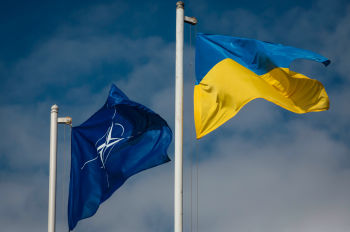 Национальный флаг Украины и флаг Организации Североатлантического договора (НАТО)