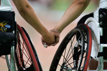 Игроки сборных Канады и КНР перед началом матча баскетбола на колясках