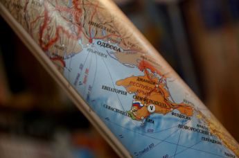 Свернутая в рулон политическая карта Европы. В Симферополе начали продавать политические карты, на которых Крым является частью территории Российской Федерации.