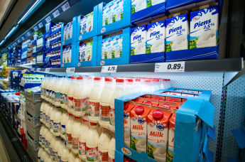 Продуктовый прилавок с упаковками молока