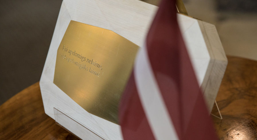 Портфель с проектом бюджета Латвии