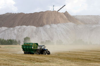 Отвалы отработанной породы из шахты рудника на проходческом комплексе производителя калийных минеральных удобрений ОАО "Беларуськалий" в городе Солигорск