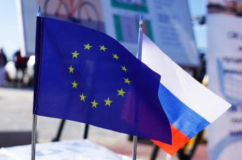 Флаги ЕС и России