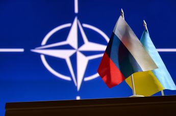 Государственные флаги России и Украины на фоне логотипа НАТО