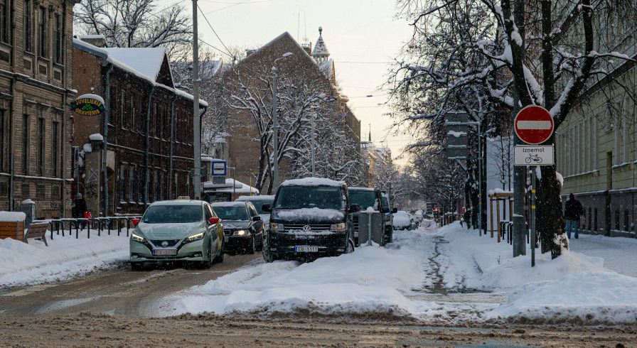 Машины на улице Бруниниеку в Риге