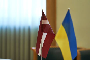 Флажки Латвии и Украины