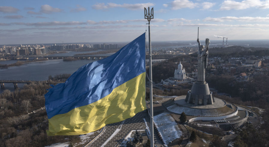 Флаг Украины на фоне панорамы Киева