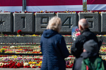 Празднование 77-й годовщины Победы в Великой Отечественной войне на территории мемориального комплекса "Памятник воинам Советской Армии - освободителям Советской Латвии и Риги от немецко-фашистских захватчиков" в Риге, 9 мая 2022 