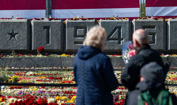 Празднование 77-й годовщины Победы в Великой Отечественной войне на территории мемориального комплекса "Памятник воинам Советской Армии - освободителям Советской Латвии и Риги от немецко-фашистских захватчиков" в Риге, 9 мая 2022 