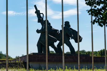 Памятник воинам Советской Армии - освободителям Советской Латвии и Риги от немецко-фашистских захватчиков в парке Победы на левом берегу Даугавы в Риге