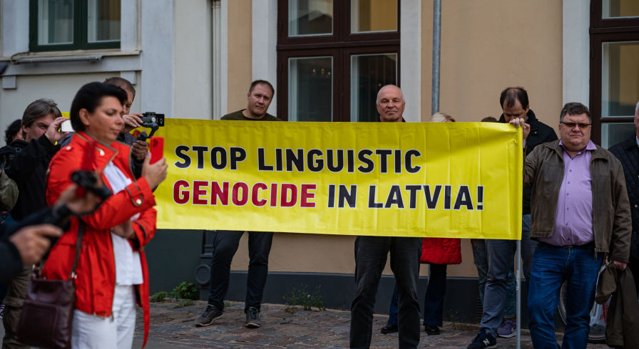 Митинг РСЛ против полного перевода образования на латышский язык у здания Сейма Латвии в Риге, 7 сентября 2022