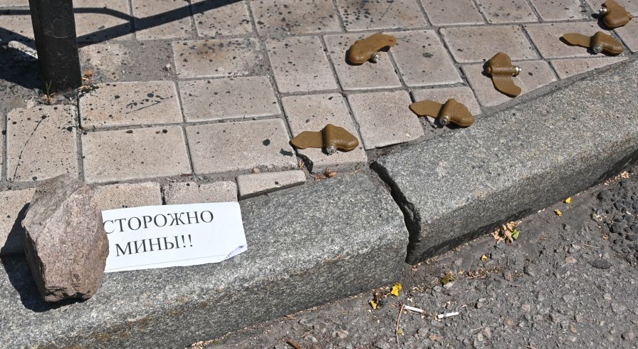 Противопехотные фугасные мины (ПФМ-1) "Лепесток" на центральной улице Донецка, 31 июля 2022
