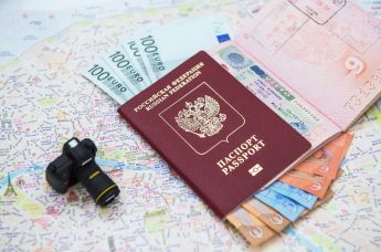 Паспорт гражданина РФ, виза и купюры евро