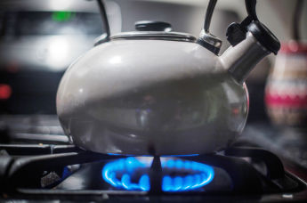 Чайник на газовой плите 