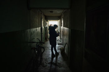 Женщина в одном из домов Киева