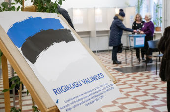 Люди голосуют на избирательном участке во время парламентских выборов в Таллинне, Эстония, 5 марта 2023