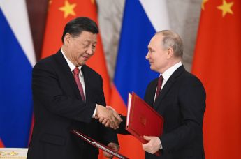 Президент РФ Владимир Путин и председатель КНР Си Цзиньпин на церемонии подписания совместных документов об углублении отношений и направлениях сотрудничества до 2030 года, 21 марта 2023