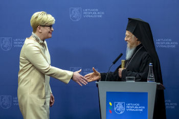 Премьер-министр Литвы Ингрида Симоните (слева) и Вселенский Константинопольский Патриарх Варфоломей I (справа) на встрече в здании правительства в Вильнюсе, Литва, 21 марта 2023 