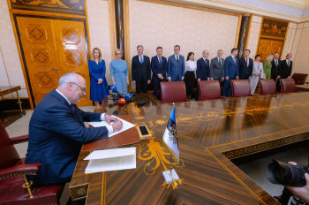 Президент Алар Карис подписывает документы по назначению 53-й состава правительства Эстонии, 17 апреля 2023
