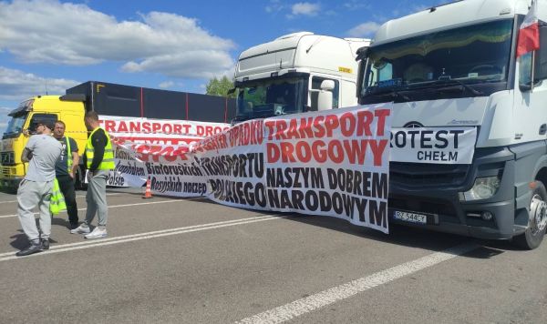 Польские автомобильные грузоперевозчики перекрыли дорогу на границе с Украиной в Дорохуске, 5 мая 2023