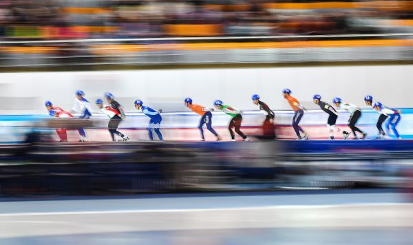Спортсмены на дистанции масс-старта среди мужчин на чемпионате Европы по конькобежному спорту Спортсмены на дистанции масс-старта среди мужчин на чемпионате Европы по конькобежному спорту