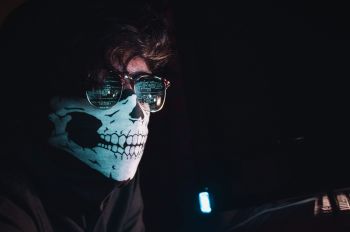 Мужчина в маске и очках