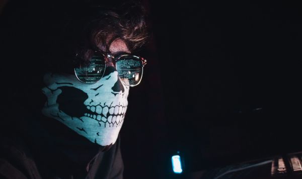 Мужчина в маске и очках