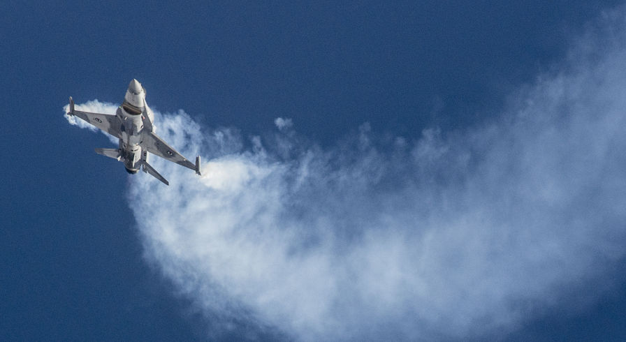 Истребитель F-16 ВВС ОАЭ на международной авиационно-космической выставке "Dubai Airshow-2015"