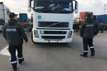 Сотрудники таможни Литвы