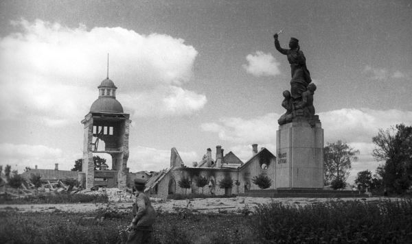 Освобождение Литвы от немецко-фашистских захватчиков. Город Рокишкис после боев.