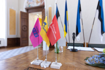 Флаги Партия реформ, Партия Eesti 200 и Социал-демократическая партия