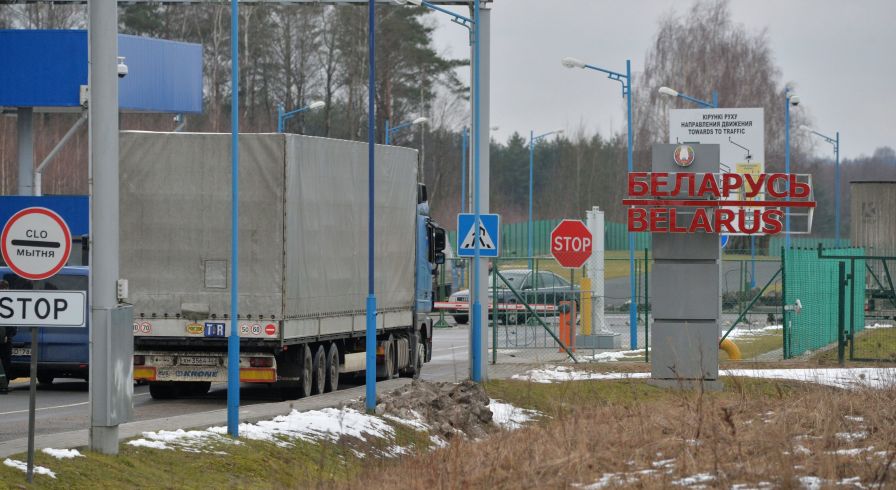 Автомобили на пересечении белорусско-литовской границы в пункте пропуска "Бенякони"