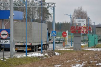 Автомобили на пересечении белорусско-литовской границы в пункте пропуска "Бенякони"