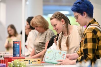 Девушки выбирают книги в магазине