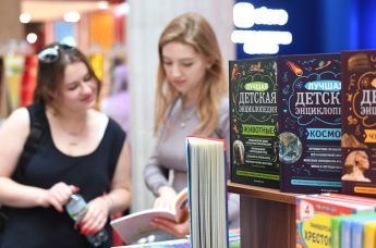 Девушки выбирают книги в магазине