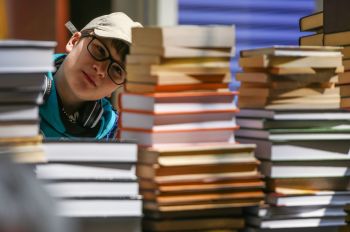 Мальчик выбирает книгу в магазине