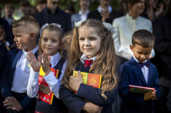 Школьники на линейке в Вильнюсе, Литва. Архивное фото