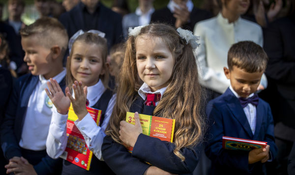 Школьники на линейке в Вильнюсе, Литва. Архивное фото