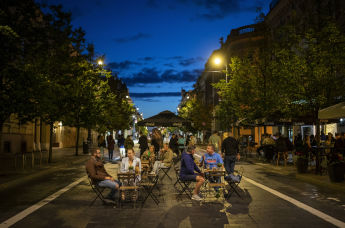 Летние кафе на проспекте Гедиминаса в Вильнюсе, Литва