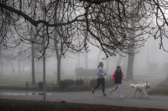 Люди бегут по парку в Вильнюсе, Литва