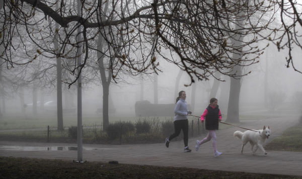 Люди бегут по парку в Вильнюсе, Литва