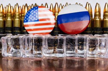 Флаг США и России на фоне патронов 