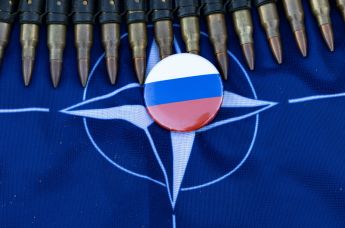 Флаги России и НАТО, на фоне патронов