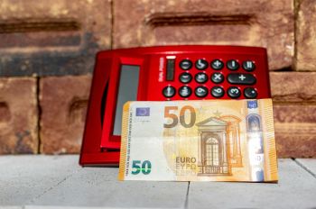 Купюры евро и калькулятор