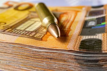 Купюры евро и патрон