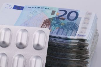 Купюры евро и лекарства