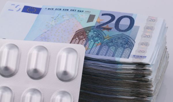 Купюры евро и лекарства