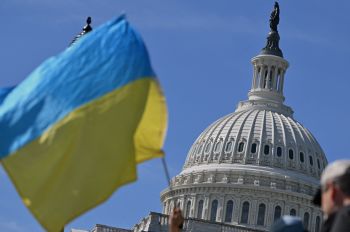 Флаг Украины на фоне Капитолия в Вашингтоне, США