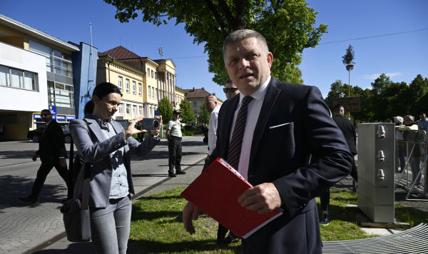 Премьер-министр Словакии Роберт Фицо перед покушением в Хандлова, Словакия, 15 мая 2024 года Премьер-министр Словакии Роберт Фицо перед покушением в Хандлова, Словакия, 15 мая 2024 года