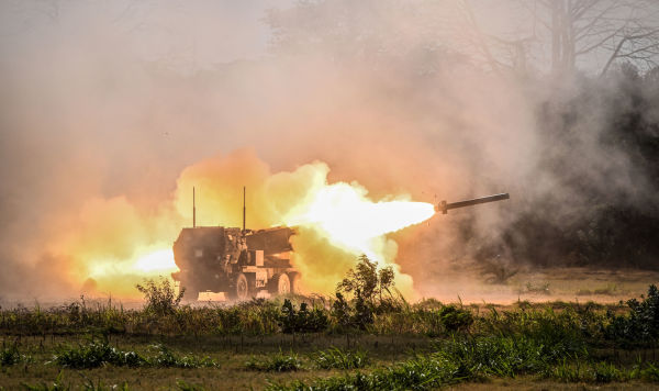 Работа артиллерийской ракетной системы M142 HIMARS. Архивное фото